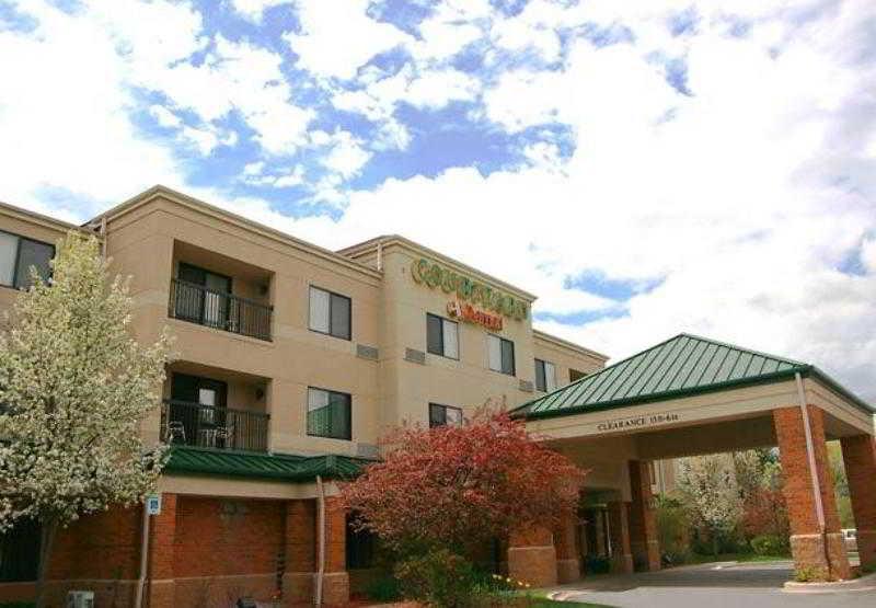 Courtyard By Marriott Traverse City Hotel Exterior foto