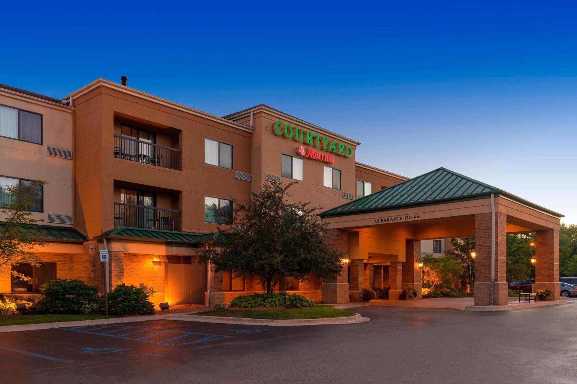 Courtyard By Marriott Traverse City Hotel Exterior foto