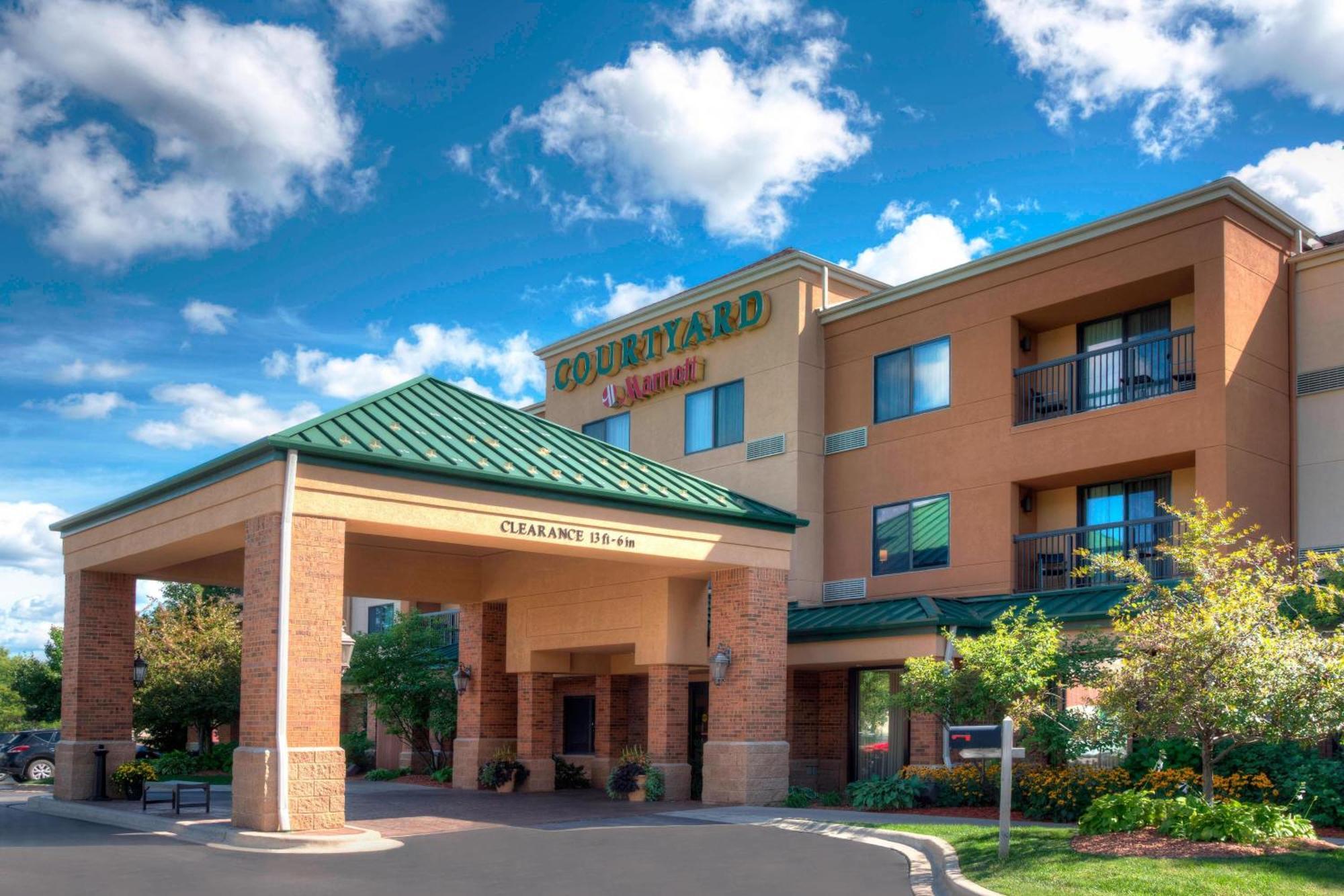 Courtyard By Marriott Traverse City Hotel Exterior foto