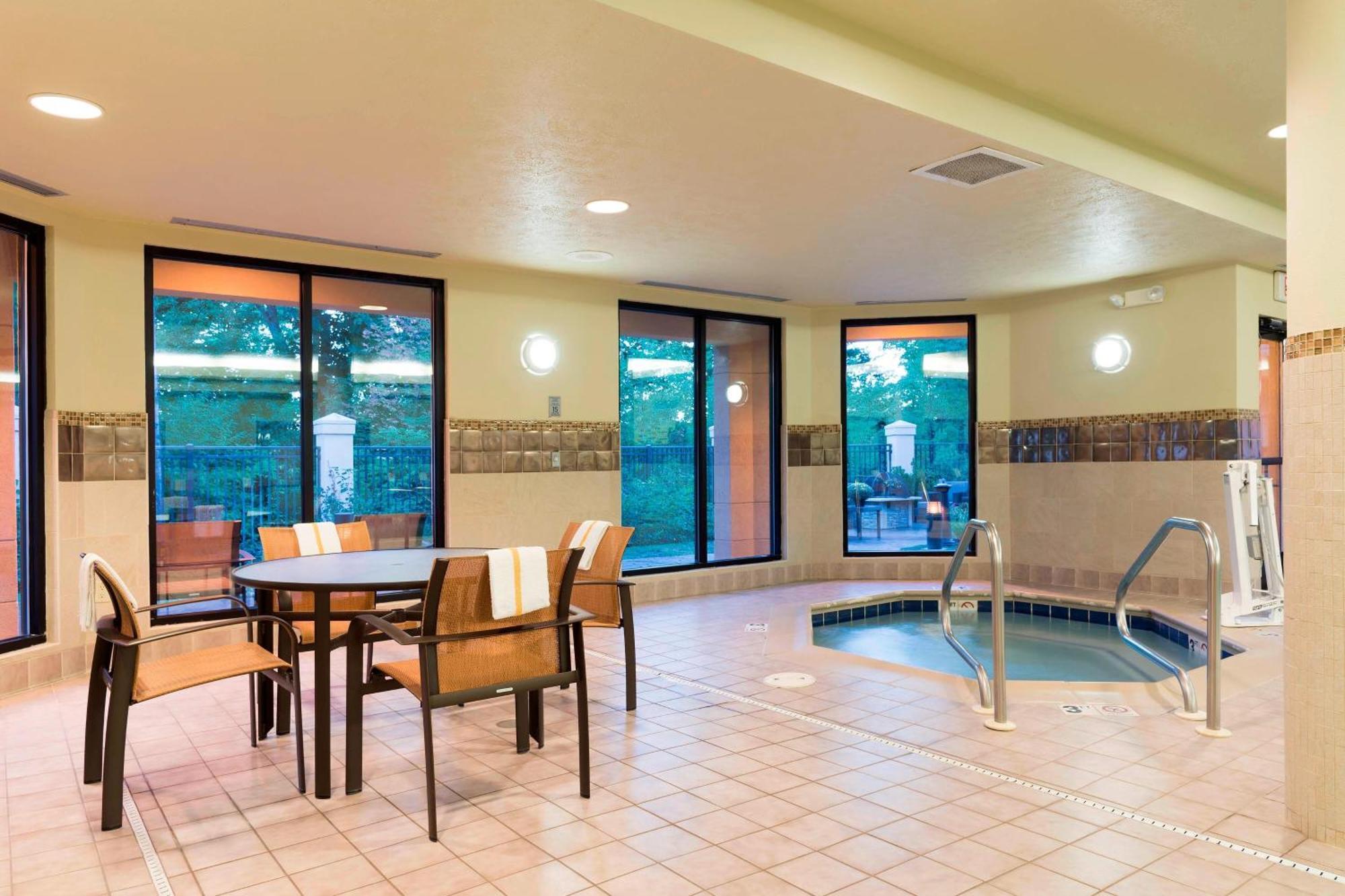 Courtyard By Marriott Traverse City Exterior foto